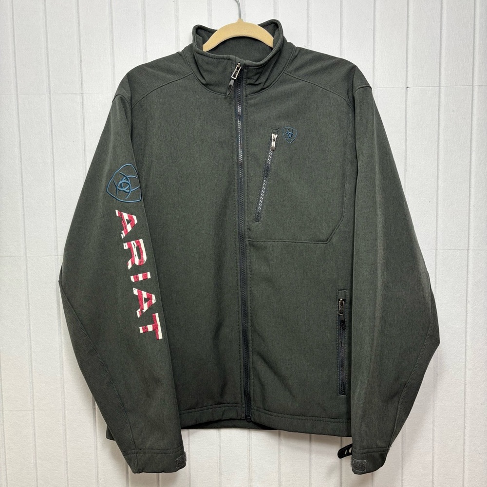 Ariat Men’s Dark Gray Performance Softshell Jacket American Flag Back Size M - Picture 2 of 12